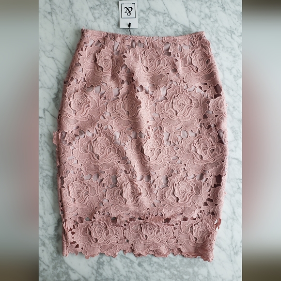 Pink lace pencil skirt - Picture 2 of 5